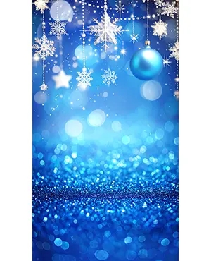 青い背景に吊るされた雪の結晶と水色のクリスマスオーナメント