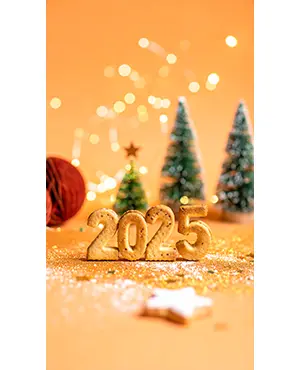 2025年の形をしたクッキーと背景にぼやけたクリスマスツリー