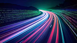 夜の道路の両脇にデジタルデータの壁がそびえ、光のラインが流れるサイバーな背景