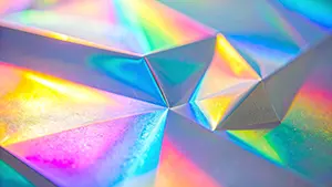 幾何学的な三角形の面がホログラムのように虹色に光を反射しているクリスタル風の背景