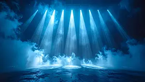 一列に並んだ青いスポットライトがスモークの漂うステージ床を照らしているクールな風景