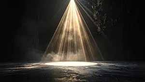 暗い部屋の中で天井から一本の鋭い光のビームが床を照らしスモークが漂っている様子